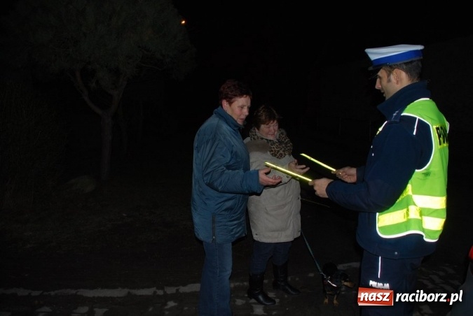 Zdjęcie w galerii na portalu naszraciborz.pl: Policjanci z Raciborza rozdawali pieszym odblaski wiadomości z regionu