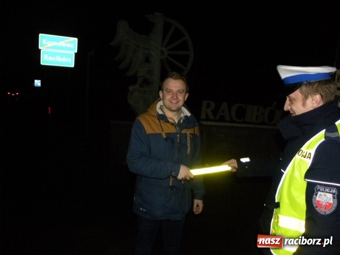 Zdjęcie w galerii na portalu naszraciborz.pl: Policjanci z Raciborza rozdawali pieszym odblaski wiadomości z regionu