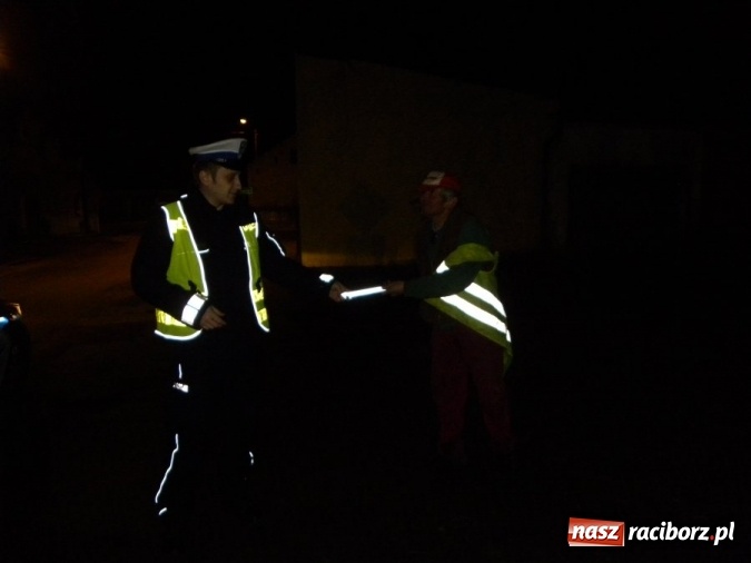 Zdjęcie w galerii na portalu naszraciborz.pl: Policjanci z Raciborza rozdawali pieszym odblaski wiadomości z regionu