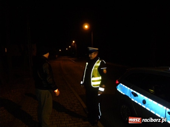 Zdjęcie w galerii na portalu naszraciborz.pl: Policjanci z Raciborza rozdawali pieszym odblaski wiadomości z regionu
