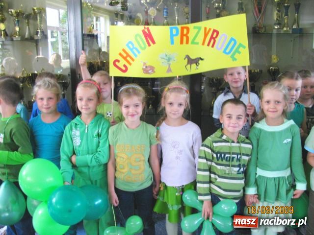 Zdjęcie w galerii na portalu naszraciborz.pl: Pochód Ekoelfów z  SP nr 15 wiadomości z regionu