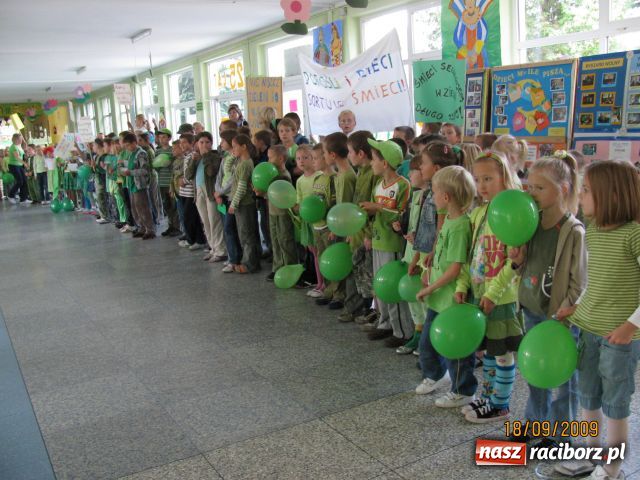 Zdjęcie w galerii na portalu naszraciborz.pl: Pochód Ekoelfów z  SP nr 15 wiadomości z regionu