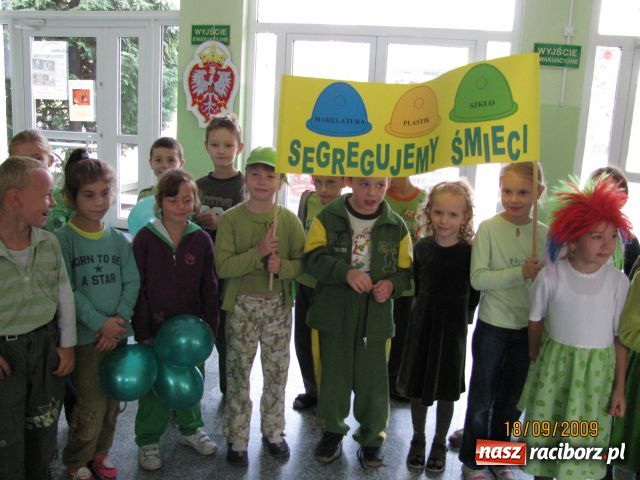 Zdjęcie w galerii na portalu naszraciborz.pl: Pochód Ekoelfów z  SP nr 15 wiadomości z regionu