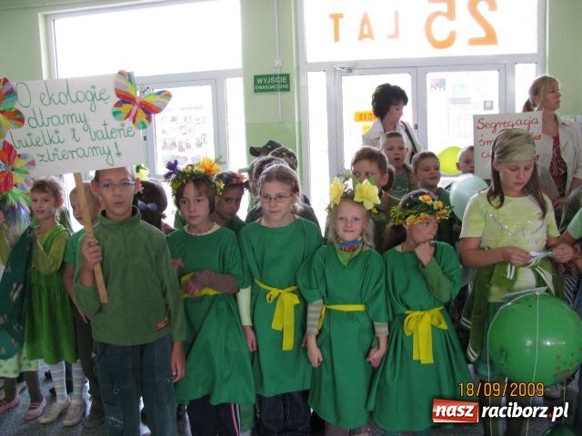 Zdjęcie w galerii na portalu naszraciborz.pl: Pochód Ekoelfów z  SP nr 15 wiadomości z regionu