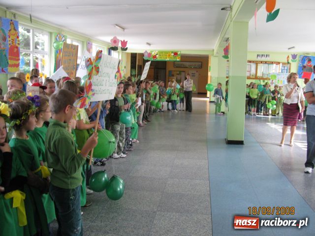 Zdjęcie w galerii na portalu naszraciborz.pl: Pochód Ekoelfów z  SP nr 15 wiadomości z regionu