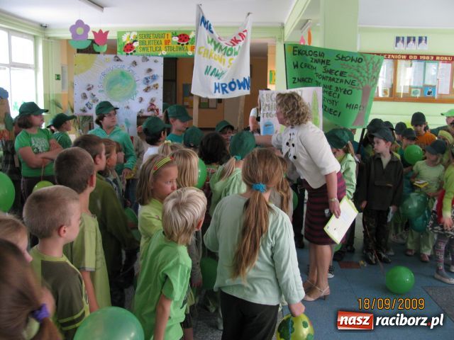 Zdjęcie w galerii na portalu naszraciborz.pl: Pochód Ekoelfów z  SP nr 15 wiadomości z regionu