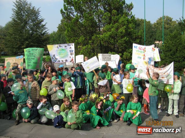 Zdjęcie w galerii na portalu naszraciborz.pl: Pochód Ekoelfów z  SP nr 15 wiadomości z regionu