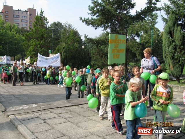 Zdjęcie w galerii na portalu naszraciborz.pl: Pochód Ekoelfów z  SP nr 15 wiadomości z regionu