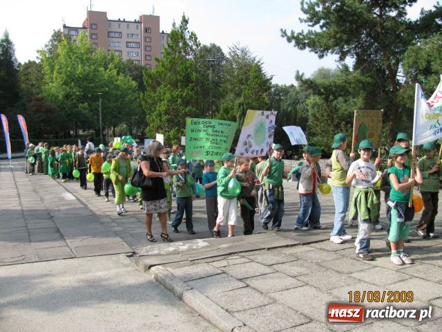 Zdjęcie w galerii na portalu naszraciborz.pl: Pochód Ekoelfów z  SP nr 15 wiadomości z regionu