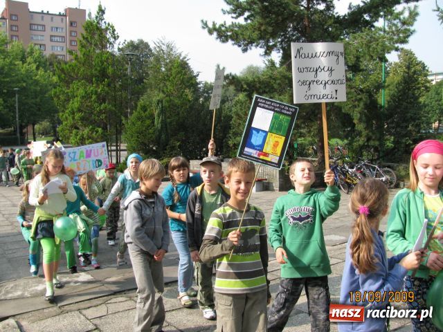 Zdjęcie w galerii na portalu naszraciborz.pl: Pochód Ekoelfów z  SP nr 15 wiadomości z regionu
