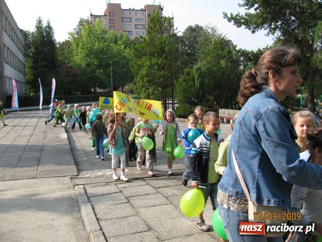 Zdjęcie w galerii na portalu naszraciborz.pl: Pochód Ekoelfów z  SP nr 15 wiadomości z regionu