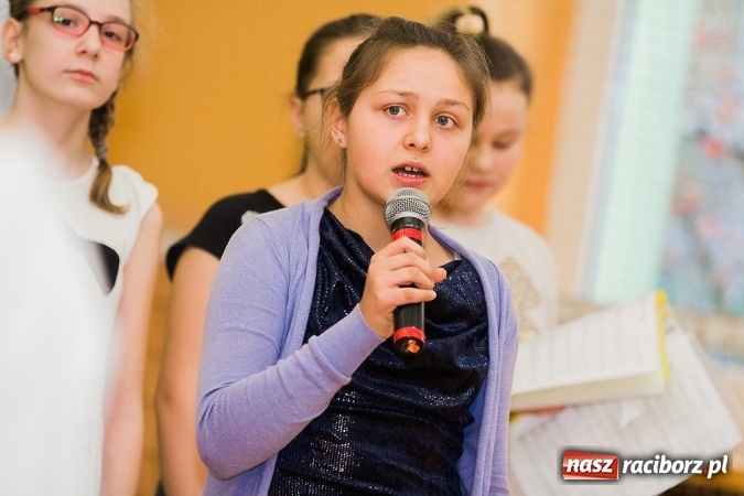 Zdjęcie w galerii na portalu naszraciborz.pl: Artystyczny poranek w SP 13 wiadomości z regionu
