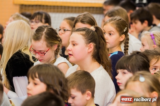 Zdjęcie w galerii na portalu naszraciborz.pl: Artystyczny poranek w SP 13 wiadomości z regionu