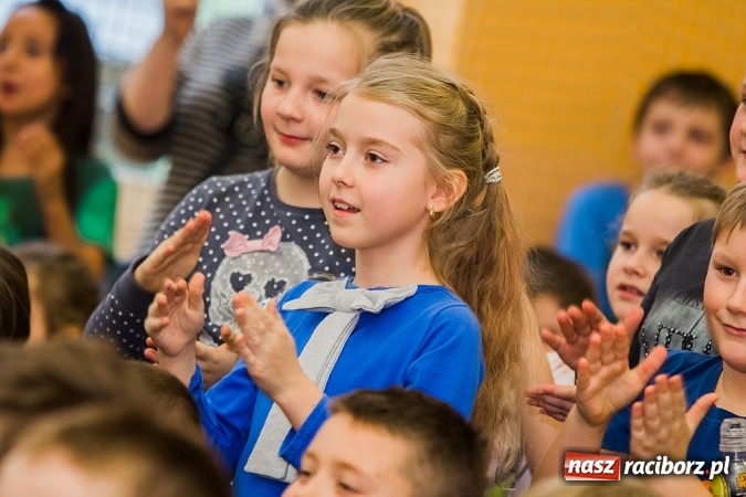 Zdjęcie w galerii na portalu naszraciborz.pl: Artystyczny poranek w SP 13 wiadomości z regionu