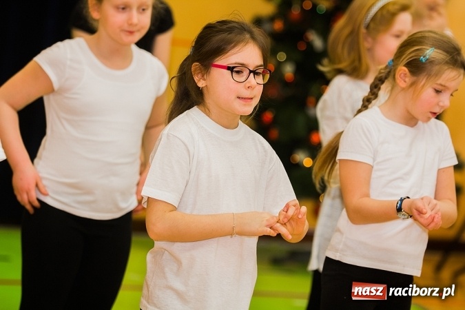 Zdjęcie w galerii na portalu naszraciborz.pl: Artystyczny poranek w SP 13 wiadomości z regionu