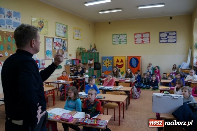 Zdjęcie w galerii na portalu naszraciborz.pl: Policjanci rozmawiali wczoraj o bezpieczeństwie podczas ferii z uczniami ZSP 4 wiadomości z regionu