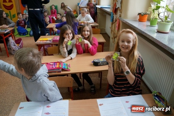 Zdjęcie w galerii na portalu naszraciborz.pl: Policjanci rozmawiali wczoraj o bezpieczeństwie podczas ferii z uczniami ZSP 4 wiadomości z regionu