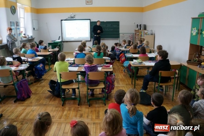 Zdjęcie w galerii na portalu naszraciborz.pl: Policjanci rozmawiali wczoraj o bezpieczeństwie podczas ferii z uczniami ZSP 4 wiadomości z regionu