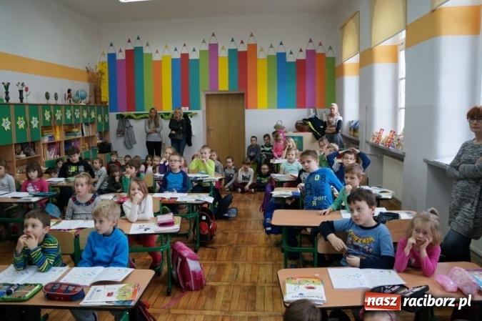 Zdjęcie w galerii na portalu naszraciborz.pl: Policjanci rozmawiali wczoraj o bezpieczeństwie podczas ferii z uczniami ZSP 4 wiadomości z regionu