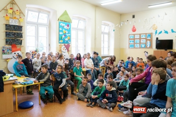 Zdjęcie w galerii na portalu naszraciborz.pl: Policjanci rozmawiali wczoraj o bezpieczeństwie podczas ferii z uczniami ZSP 4 wiadomości z regionu