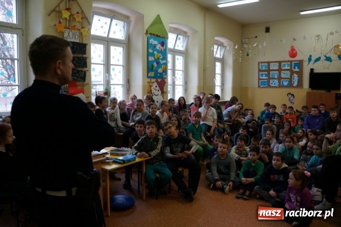Zdjęcie w galerii na portalu naszraciborz.pl: Policjanci rozmawiali wczoraj o bezpieczeństwie podczas ferii z uczniami ZSP 4 wiadomości z regionu
