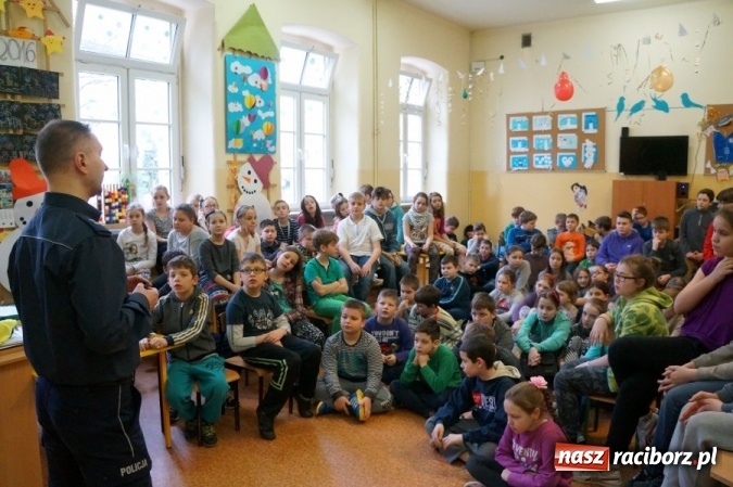 Zdjęcie w galerii na portalu naszraciborz.pl: Policjanci rozmawiali wczoraj o bezpieczeństwie podczas ferii z uczniami ZSP 4 wiadomości z regionu