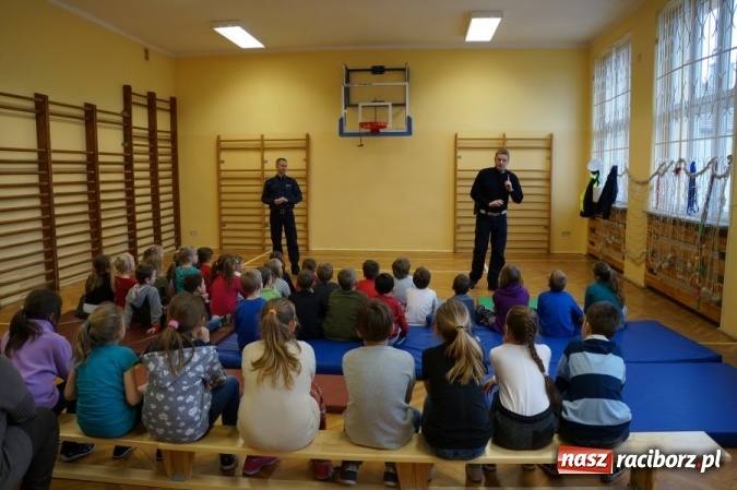 Zdjęcie w galerii na portalu naszraciborz.pl: Policjanci rozmawiali wczoraj o bezpieczeństwie podczas ferii z uczniami ZSP 4 wiadomości z regionu