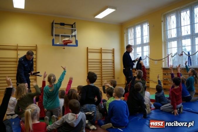 Zdjęcie w galerii na portalu naszraciborz.pl: Policjanci rozmawiali wczoraj o bezpieczeństwie podczas ferii z uczniami ZSP 4 wiadomości z regionu
