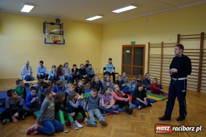 Zdjęcie w galerii na portalu naszraciborz.pl: Policjanci rozmawiali wczoraj o bezpieczeństwie podczas ferii z uczniami ZSP 4 wiadomości z regionu