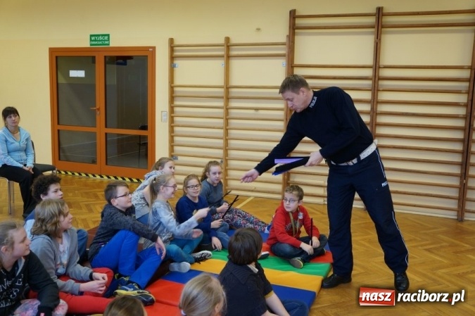 Zdjęcie w galerii na portalu naszraciborz.pl: Policjanci rozmawiali wczoraj o bezpieczeństwie podczas ferii z uczniami ZSP 4 wiadomości z regionu