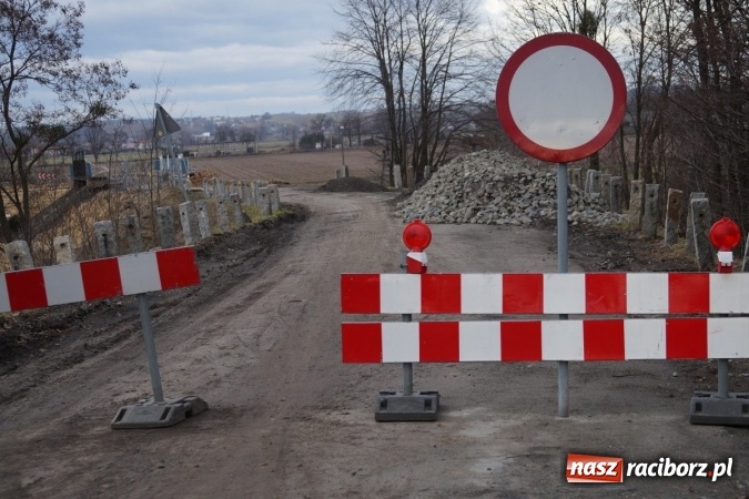 Zdjęcie w galerii na portalu naszraciborz.pl: Trwa remont wiaduktu w Nędzy. Mieszkańców mają dowieźć busy  wiadomości z regionu