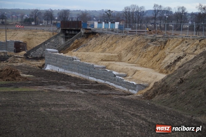 Zdjęcie w galerii na portalu naszraciborz.pl: Trwa remont wiaduktu w Nędzy. Mieszkańców mają dowieźć busy  wiadomości z regionu