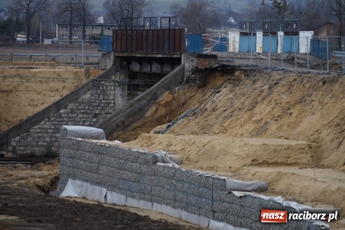 Zdjęcie w galerii na portalu naszraciborz.pl: Trwa remont wiaduktu w Nędzy. Mieszkańców mają dowieźć busy  wiadomości z regionu