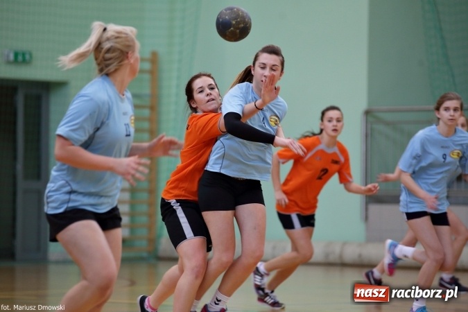 Zdjęcie w galerii na portalu naszraciborz.pl: Rozgrywki piłki ręcznej szkół ponadgimnazjalnych na Arenie Rafako wiadomości z regionu