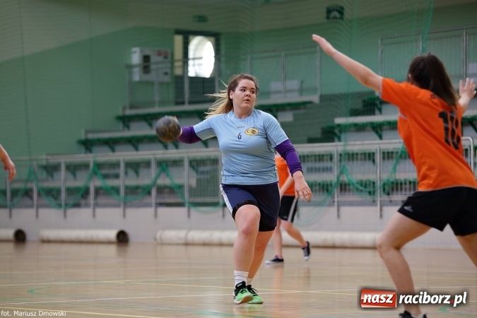 Zdjęcie w galerii na portalu naszraciborz.pl: Rozgrywki piłki ręcznej szkół ponadgimnazjalnych na Arenie Rafako wiadomości z regionu