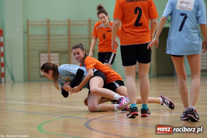Zdjęcie w galerii na portalu naszraciborz.pl: Rozgrywki piłki ręcznej szkół ponadgimnazjalnych na Arenie Rafako wiadomości z regionu