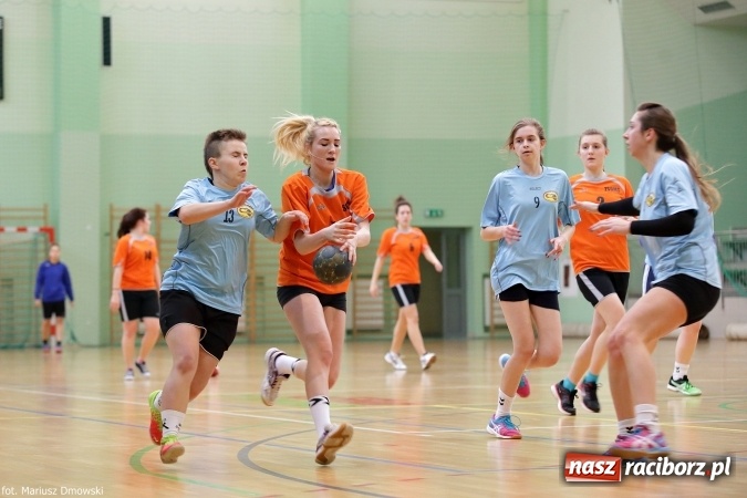 Zdjęcie w galerii na portalu naszraciborz.pl: Rozgrywki piłki ręcznej szkół ponadgimnazjalnych na Arenie Rafako wiadomości z regionu