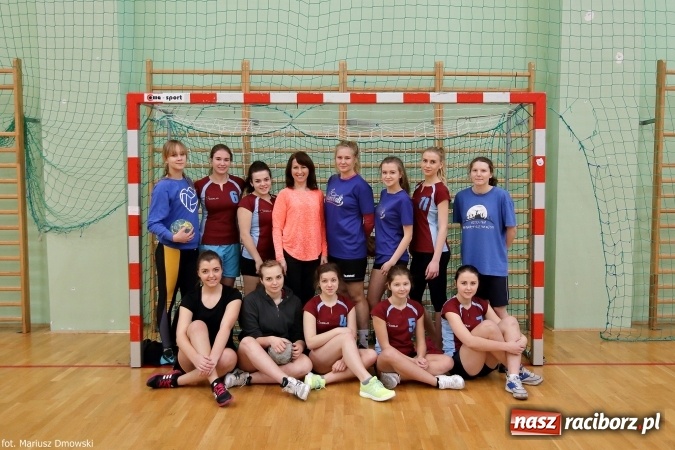 Zdjęcie w galerii na portalu naszraciborz.pl: Rozgrywki piłki ręcznej szkół ponadgimnazjalnych na Arenie Rafako wiadomości z regionu