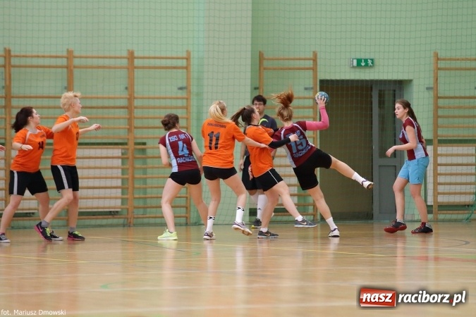 Zdjęcie w galerii na portalu naszraciborz.pl: Rozgrywki piłki ręcznej szkół ponadgimnazjalnych na Arenie Rafako wiadomości z regionu