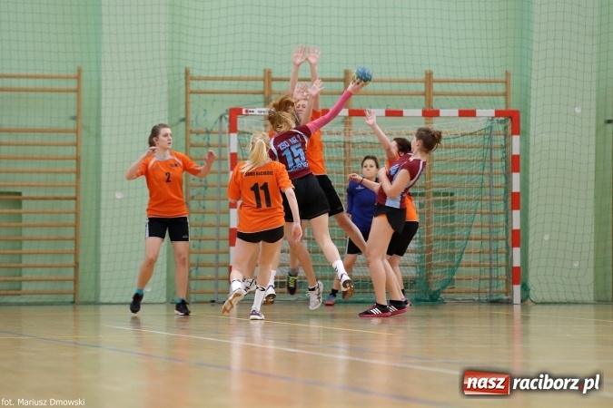 Zdjęcie w galerii na portalu naszraciborz.pl: Rozgrywki piłki ręcznej szkół ponadgimnazjalnych na Arenie Rafako wiadomości z regionu