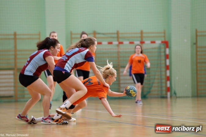 Zdjęcie w galerii na portalu naszraciborz.pl: Rozgrywki piłki ręcznej szkół ponadgimnazjalnych na Arenie Rafako wiadomości z regionu