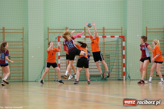 Zdjęcie w galerii na portalu naszraciborz.pl: Rozgrywki piłki ręcznej szkół ponadgimnazjalnych na Arenie Rafako wiadomości z regionu