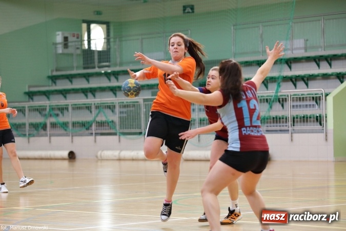 Zdjęcie w galerii na portalu naszraciborz.pl: Rozgrywki piłki ręcznej szkół ponadgimnazjalnych na Arenie Rafako wiadomości z regionu