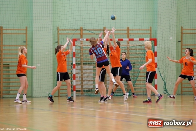 Zdjęcie w galerii na portalu naszraciborz.pl: Rozgrywki piłki ręcznej szkół ponadgimnazjalnych na Arenie Rafako wiadomości z regionu