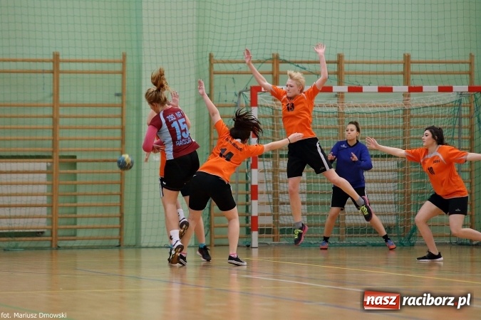 Zdjęcie w galerii na portalu naszraciborz.pl: Rozgrywki piłki ręcznej szkół ponadgimnazjalnych na Arenie Rafako wiadomości z regionu