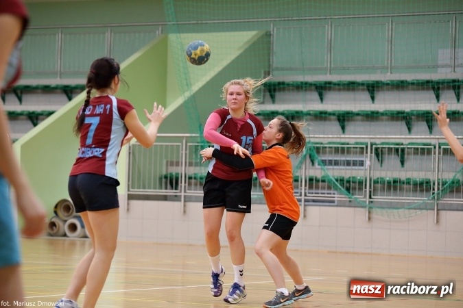 Zdjęcie w galerii na portalu naszraciborz.pl: Rozgrywki piłki ręcznej szkół ponadgimnazjalnych na Arenie Rafako wiadomości z regionu