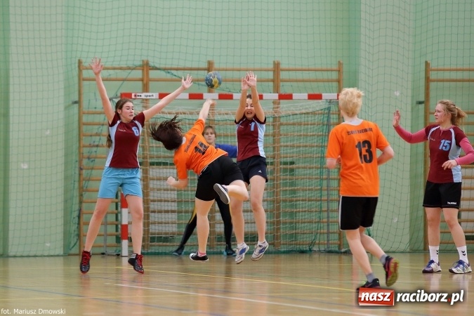 Zdjęcie w galerii na portalu naszraciborz.pl: Rozgrywki piłki ręcznej szkół ponadgimnazjalnych na Arenie Rafako wiadomości z regionu