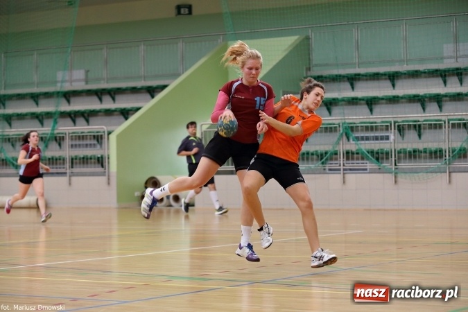 Zdjęcie w galerii na portalu naszraciborz.pl: Rozgrywki piłki ręcznej szkół ponadgimnazjalnych na Arenie Rafako wiadomości z regionu