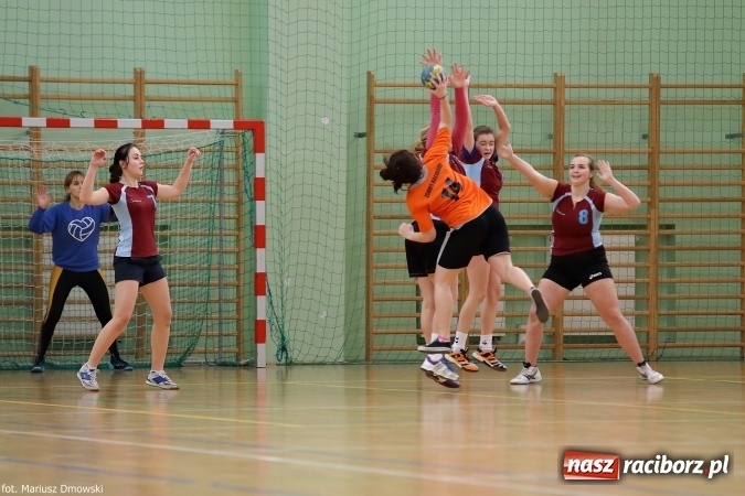 Zdjęcie w galerii na portalu naszraciborz.pl: Rozgrywki piłki ręcznej szkół ponadgimnazjalnych na Arenie Rafako wiadomości z regionu