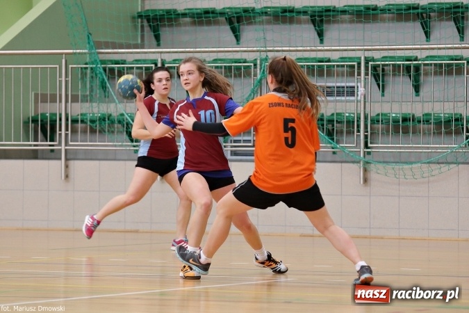 Zdjęcie w galerii na portalu naszraciborz.pl: Rozgrywki piłki ręcznej szkół ponadgimnazjalnych na Arenie Rafako wiadomości z regionu